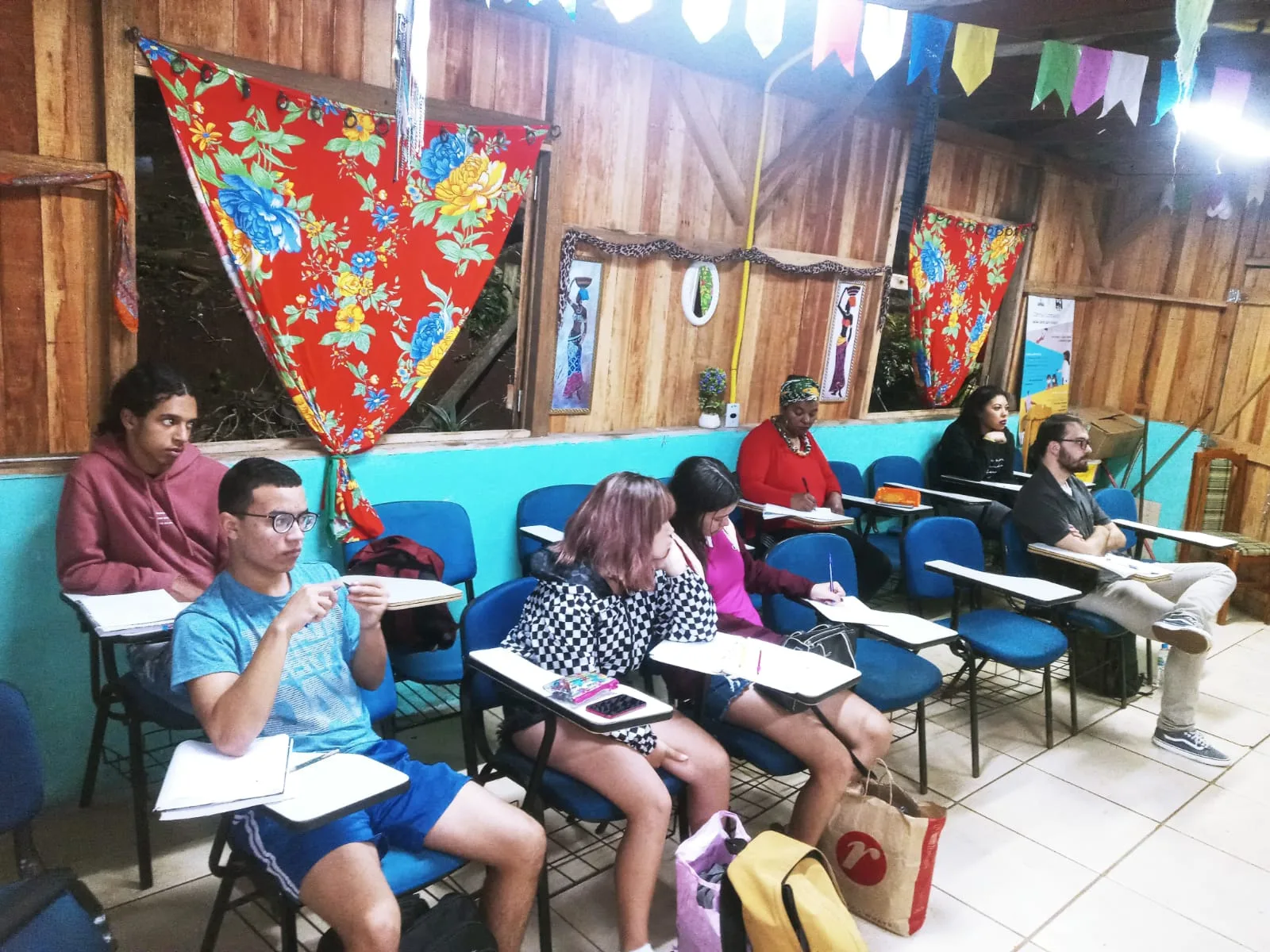 Iniciativa gratuita no DF prepara estudantes de baixa renda para a universidade pública