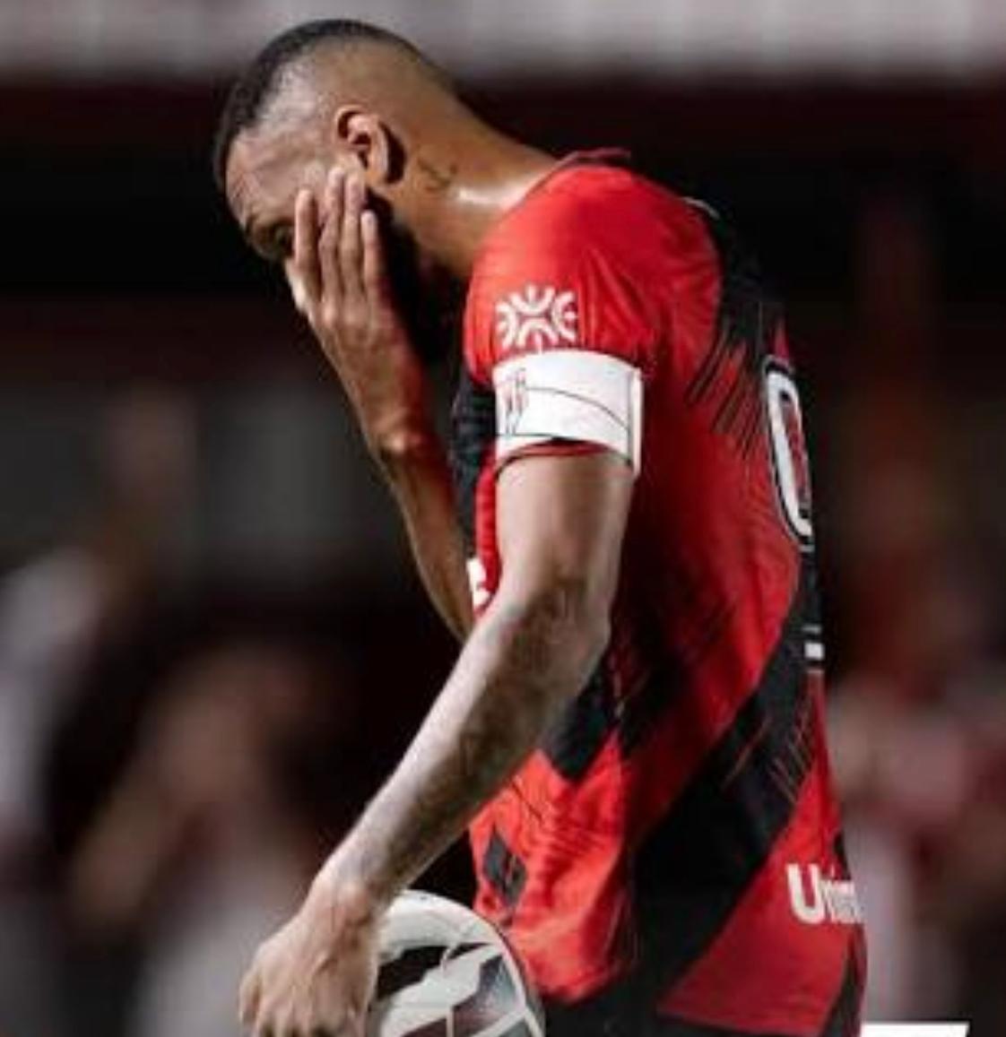 Gustavo Coutinho erra pênalti em duas cobranças