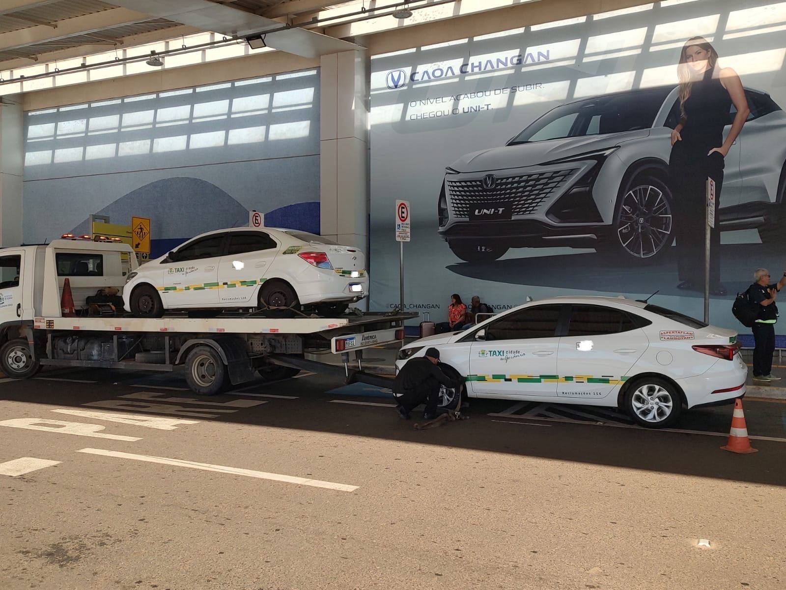Fiscalização no Aeroporto de Goiânia encontra táxi irregular e motorista com permissão vencida