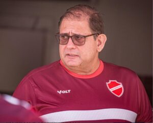 Guto Ferreira, sem centroavante para enfrentar o Goiás