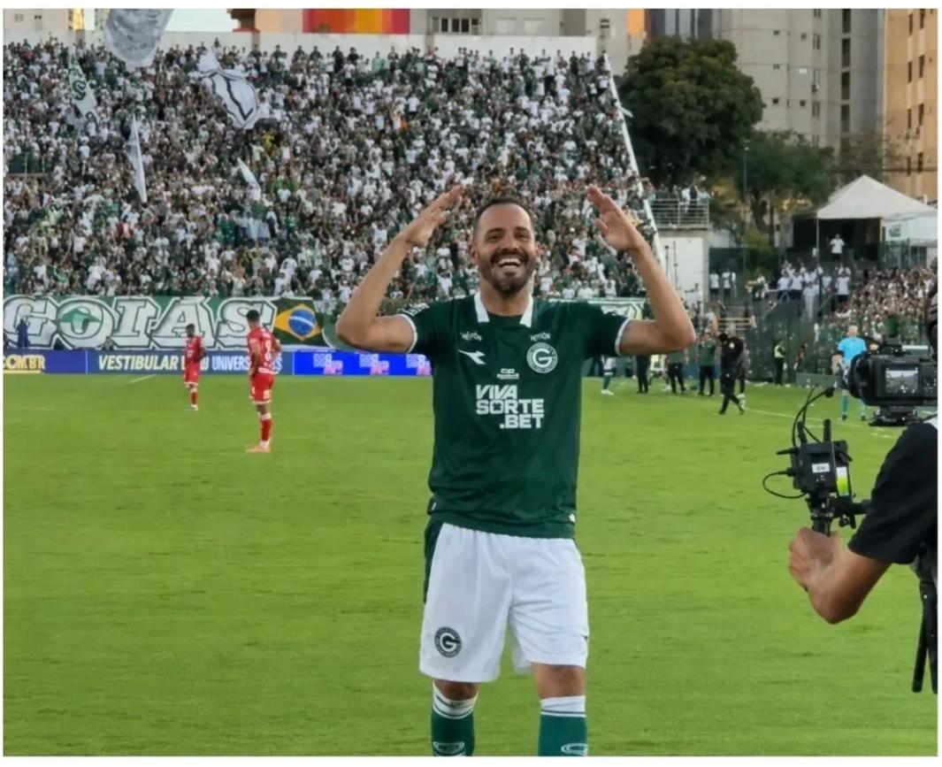 Anselmo Ramon saiu do banco para marcar o gol da vitória do Goiás