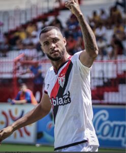 Gustavo Coutinho, de pênalti, marca o gol do Atlético contra o Ceará