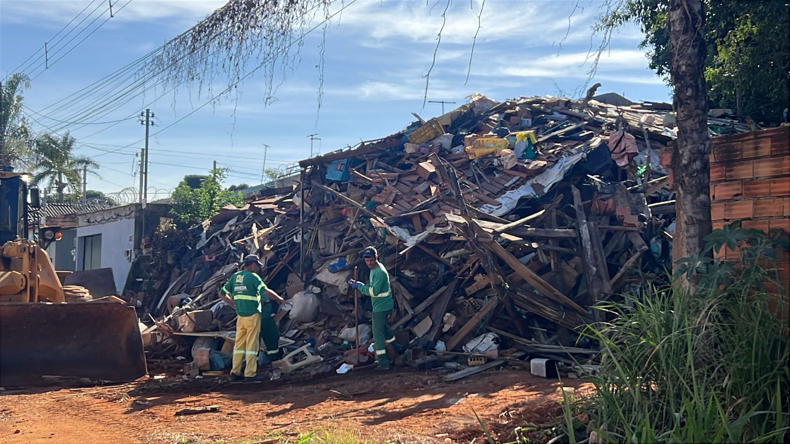 Prefeitura retira 900 toneladas de entulho em casa de acumulador