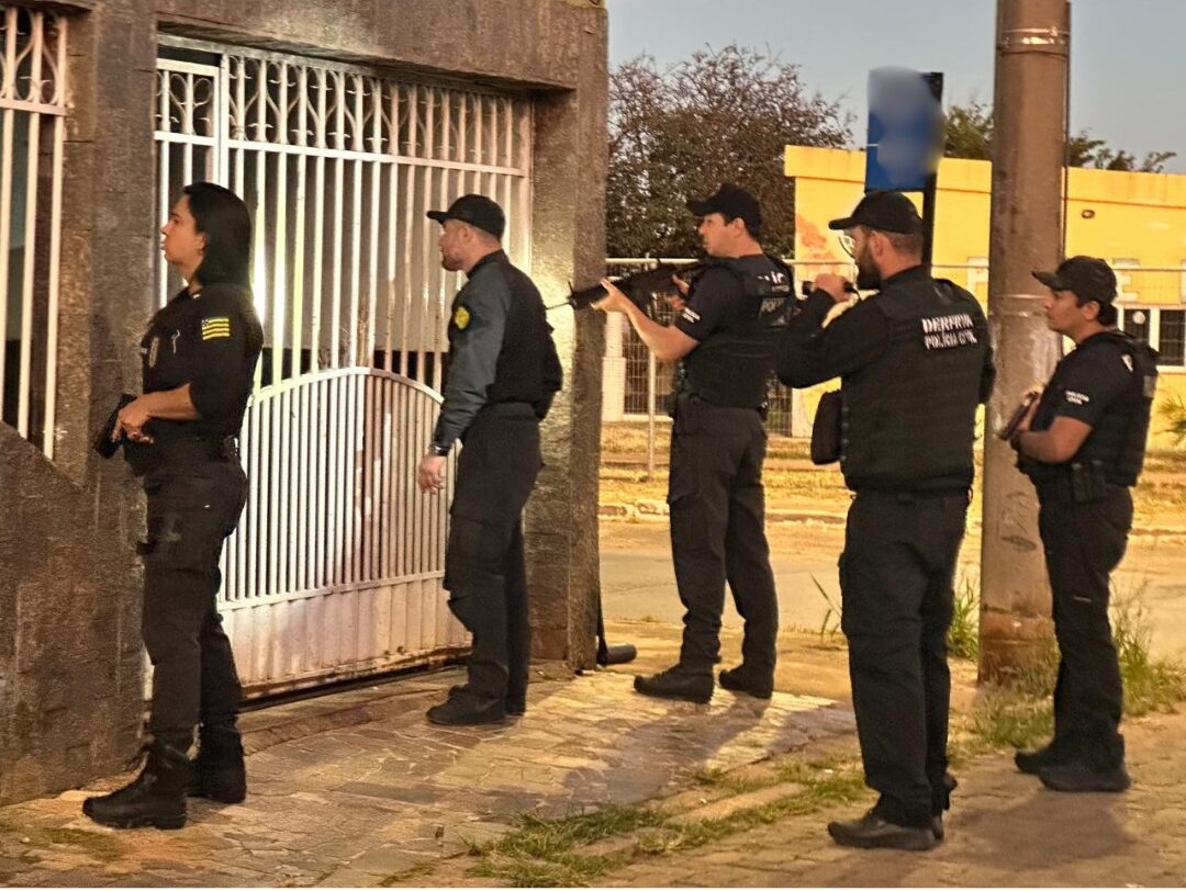 Polícia Civil cumpre mandados em quatro estados contra associação criminosa investigada por furtar carros e maquinários pesados avaliados em mais de R$ 2,5 milhões