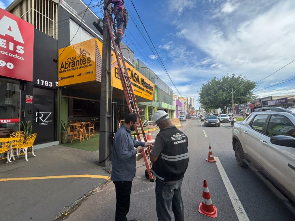 Operação retira 81 toneladas de fios irregulares e regulariza mais de 2,5 mil postes em Goiânia
