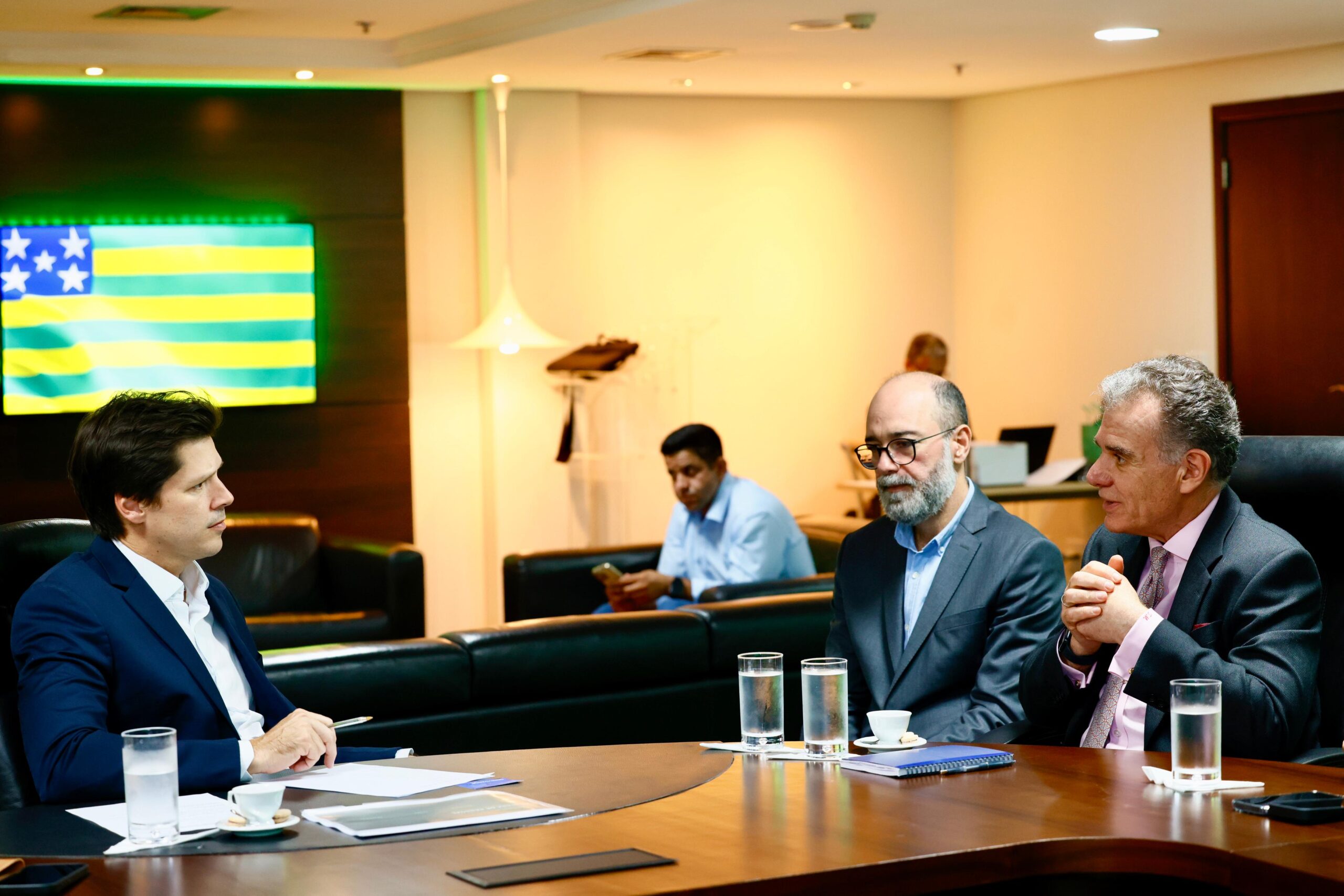 Daniel Vilela em reunião com executivos da Serra Verde Mineradora -- Foto: Remisson Sales