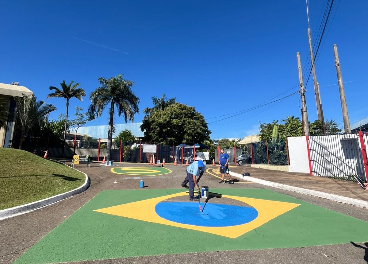 Pintura de ruas, bola de gude e carrinho de rolimã marcam ação em clima de Copa. Sesc Faiçalville