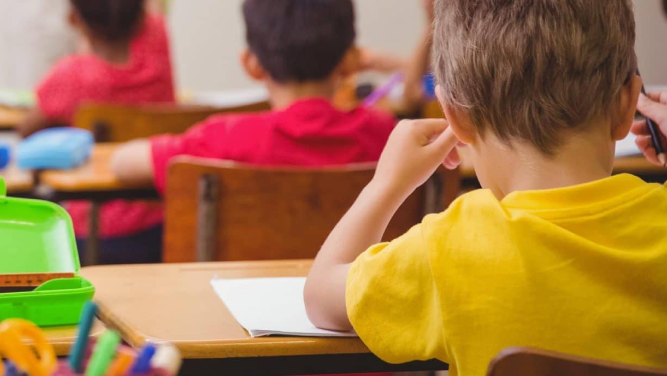 Câmara de Goiânia aprova atendimento de saúde mental nas escolas para autistas e alunos com TDAH