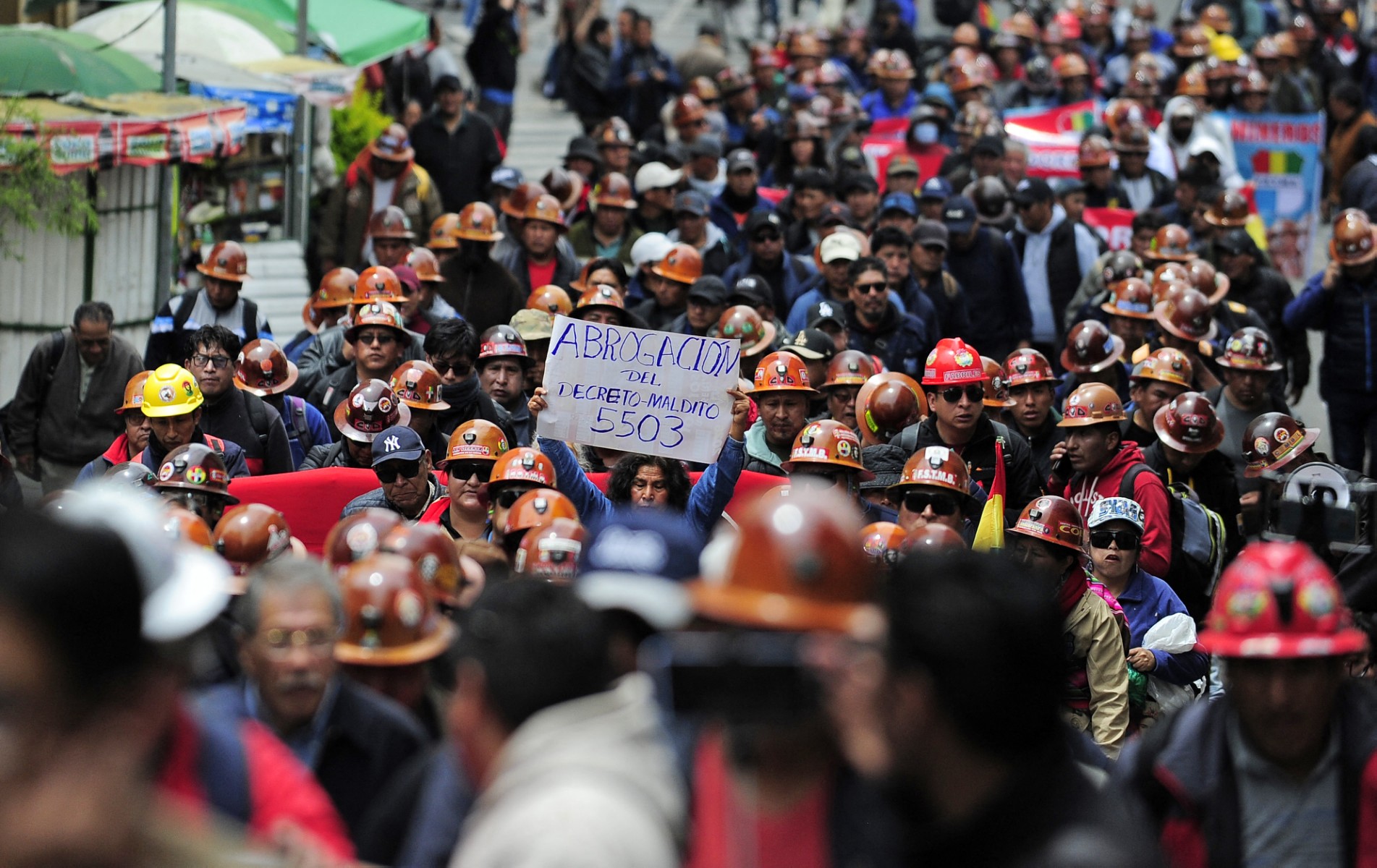 Mobilizações dos trabalhadores na Bolívia pressionam governo de Rodrigo Paz com greve geral e bloqueios