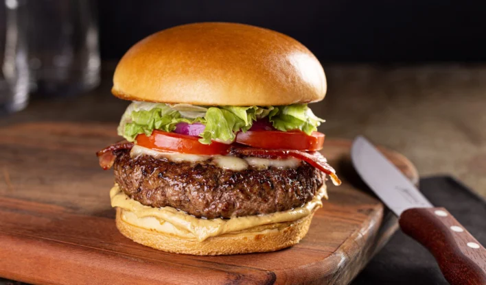 Dia do Hambúrguer: preparar lanche em casa pode custar menos da metade do delivery