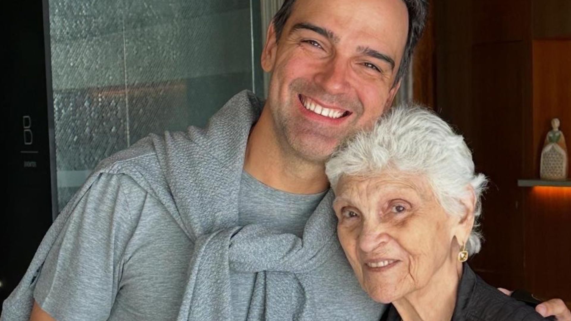 Um mês após perder o irmão Oscar, Tadeu Schmidt anuncia morte da mãe de 92 anos