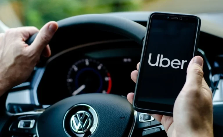 Motorista paga para trabalhar? Uber é processada em R$ 321 milhões