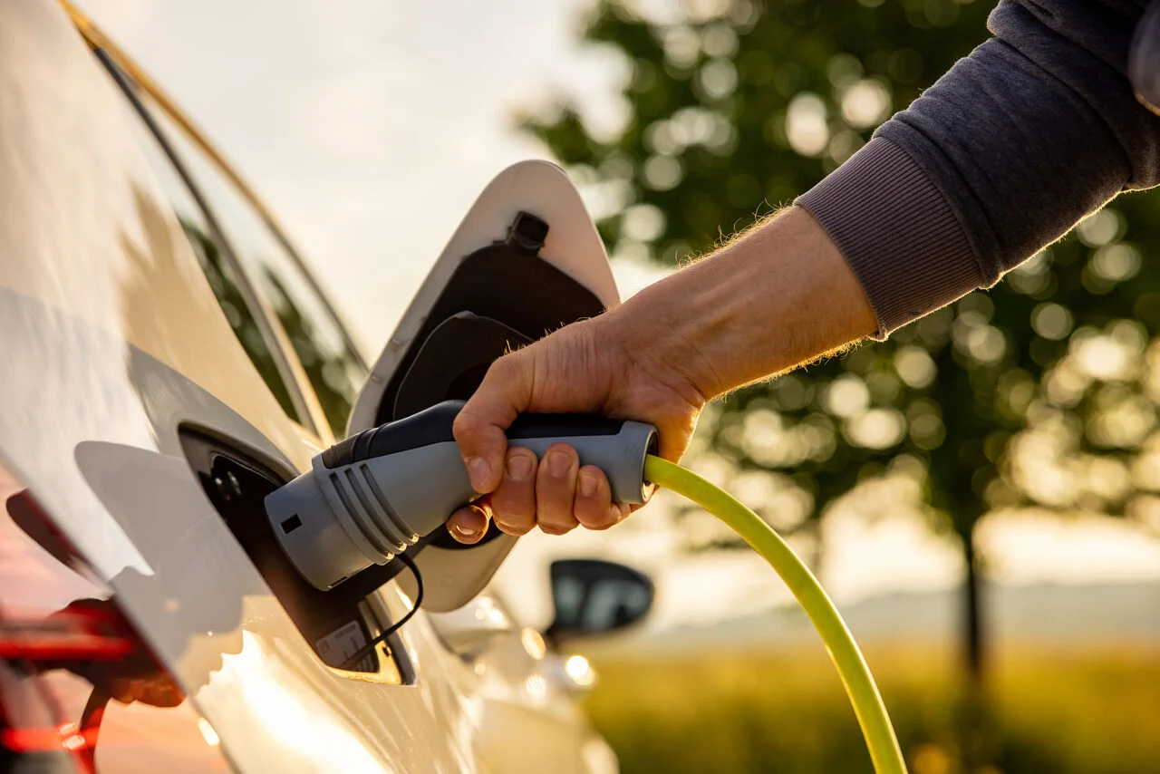 Alego aprova mudanças na legislação tributária de Goiás e inclui regras para recarga de veículos elétricos; veja o que muda