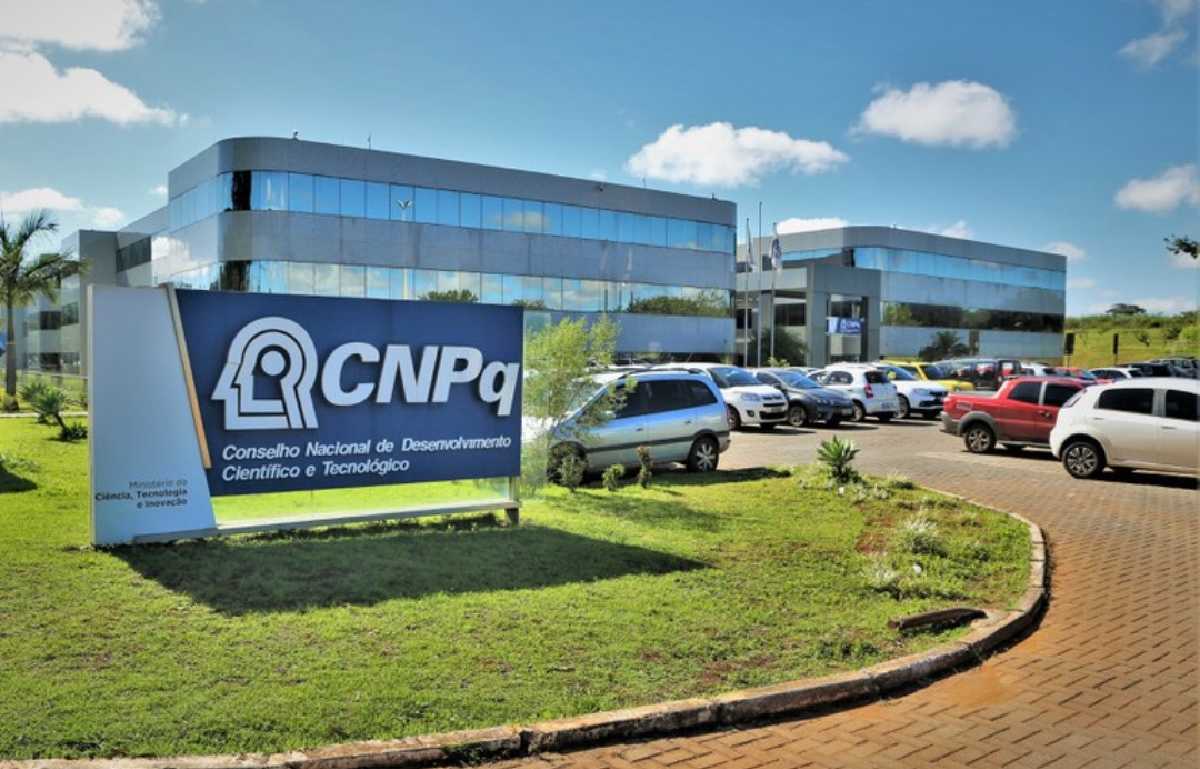 Capes revoga obrigação de devolução de bolsas para pós-graduandos que não concluem o curso