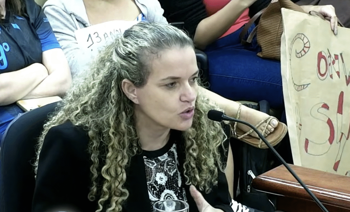 Secretária de Educação, Giselle Faria, defendeu a manutenção dos contratos temporários e alertou para impactos no funcionamento da rede (Foto: Reprodução / YouTube)