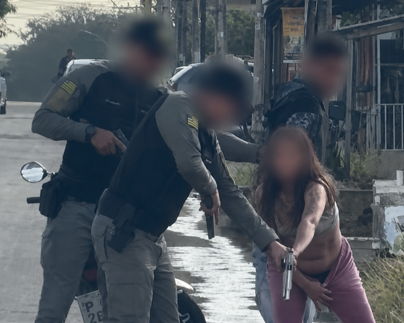 VÍDEO: Mulher é presa com pistola escondida nas partes íntimas em Goiás