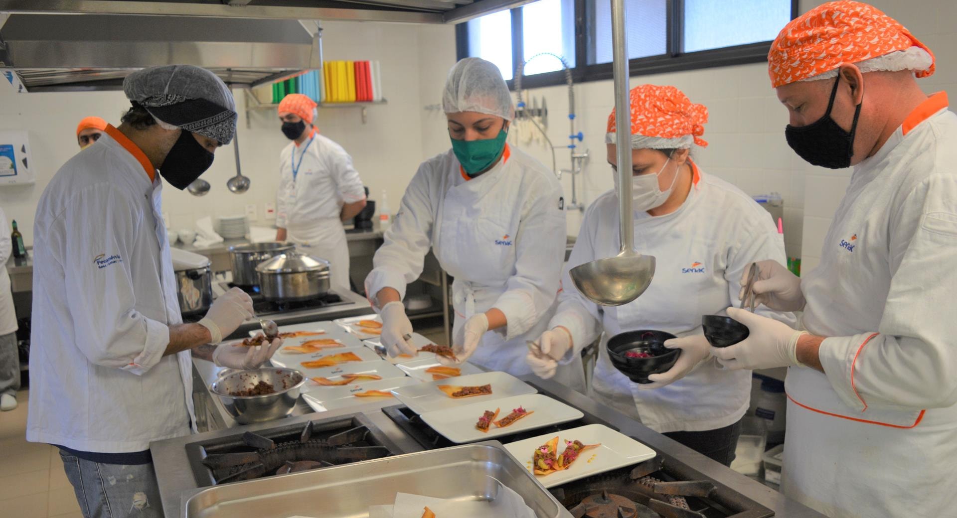 Senac e parceiros abrem nova turma do Programa Emprega Mais para qualificação em gastronomia