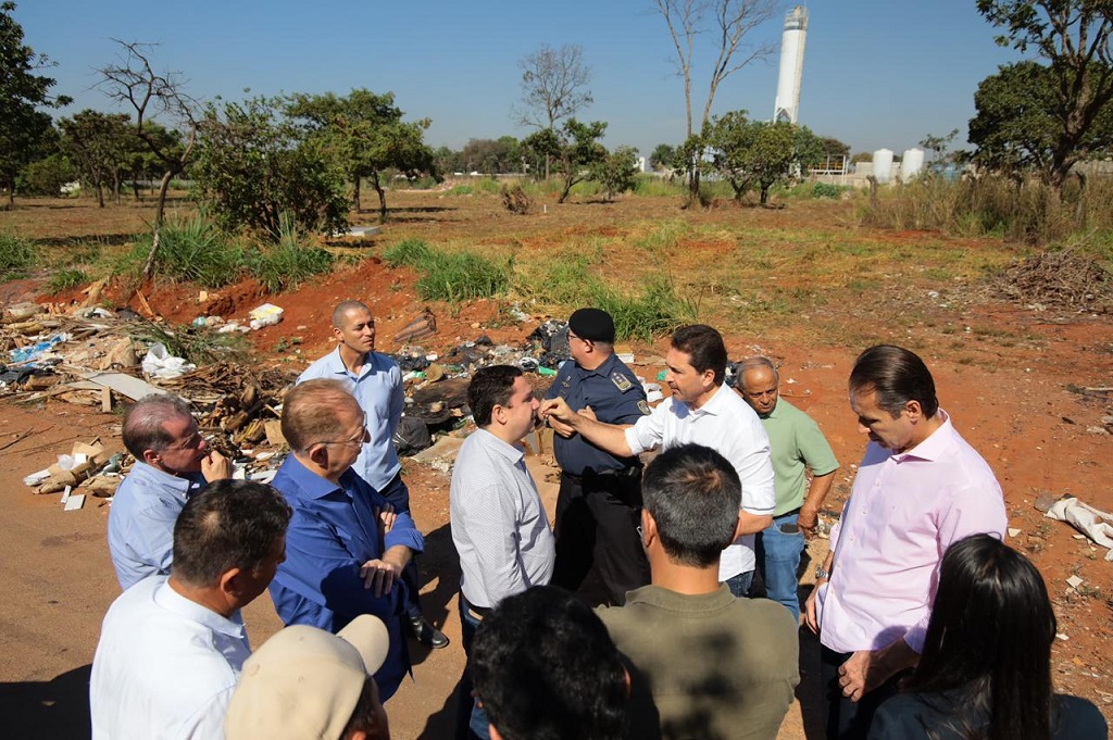Descarte irregular de lixo pode render multa de até R$ 50 mil em Aparecida; saiba como denunciar