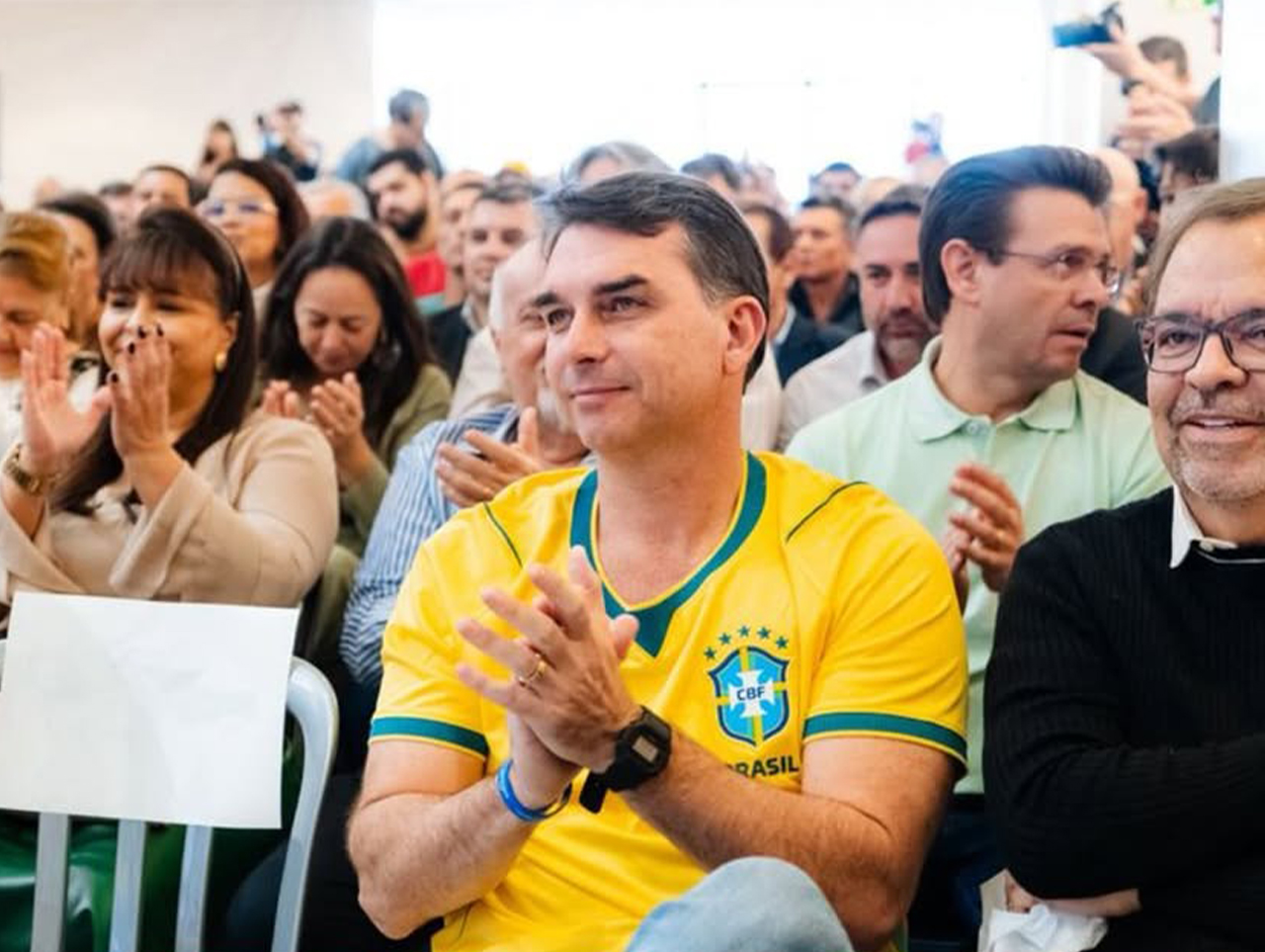 Em Goiânia, Flávio Bolsonaro lança pré-candidaturas do PL, critica governo Lula e defende união do partido