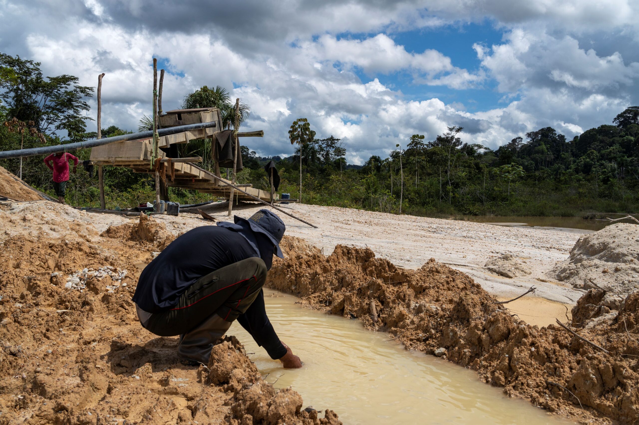 Comando Vermelho domina garimpo ilegal em terra indígena e usa ouro como moeda do crime, aponta PF