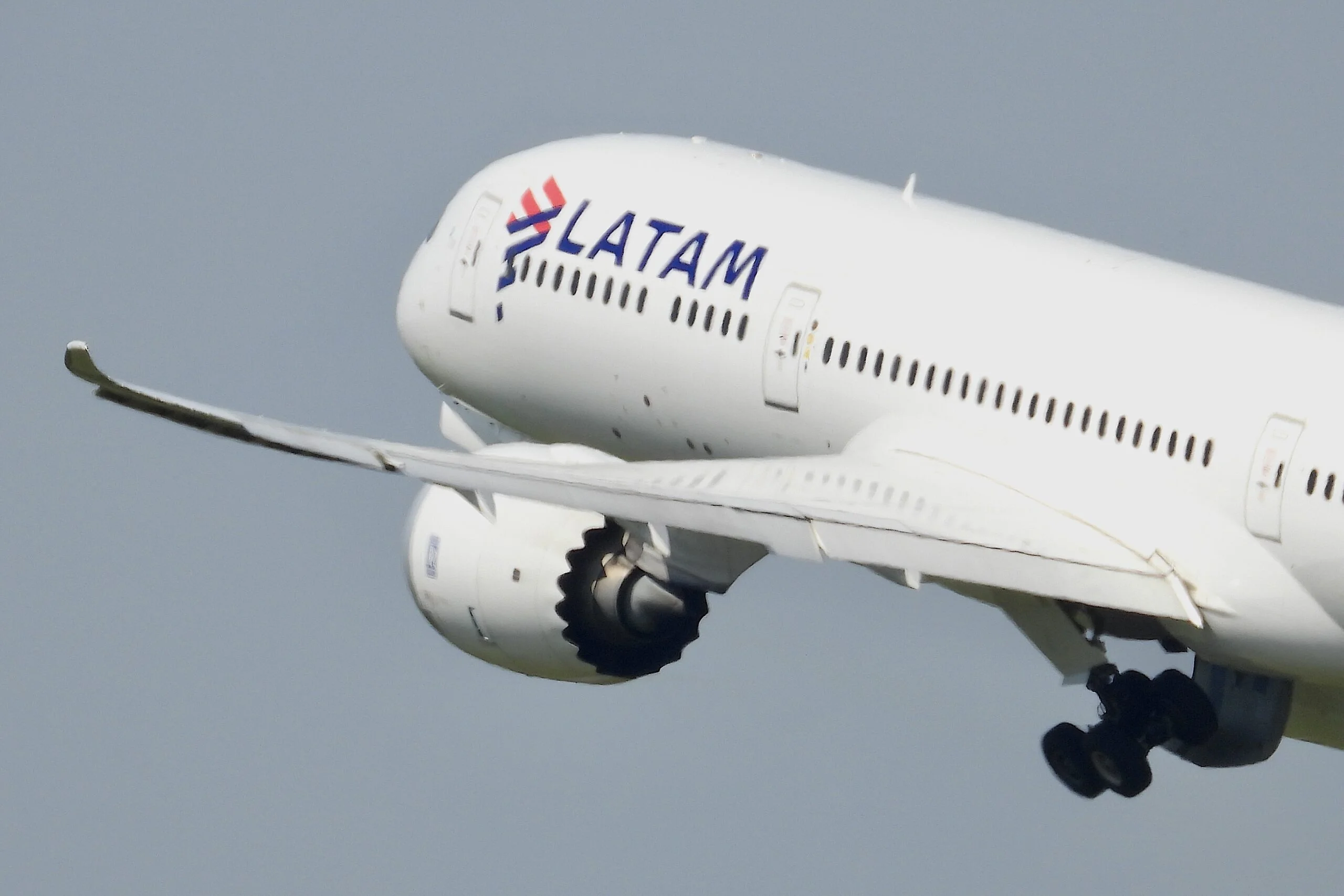 Alta do combustível faz Latam reduzir voos e acende alerta para aumento das passagens