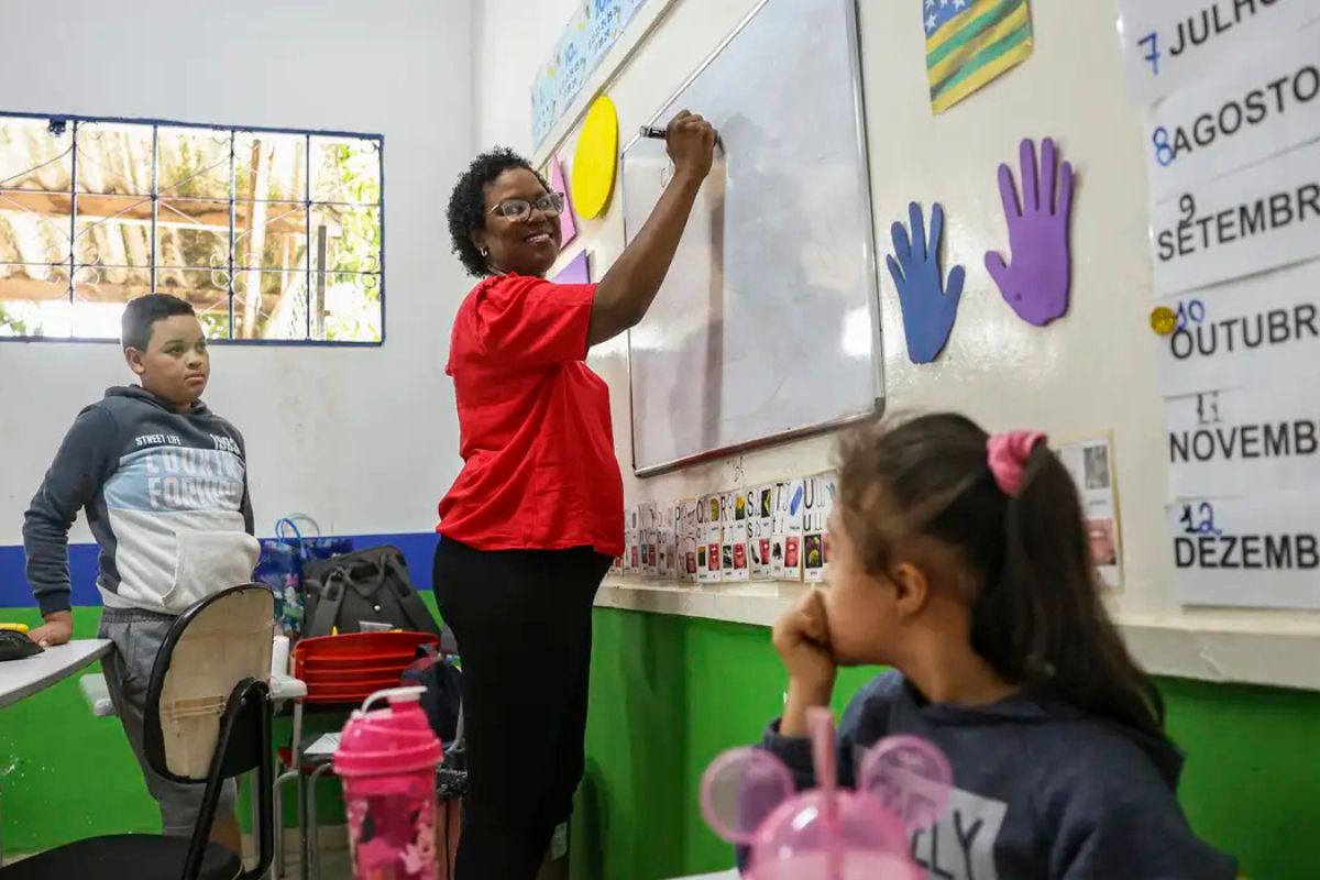 Governo sanciona novo piso de R$ 5,1 mil para professores da educação básica
