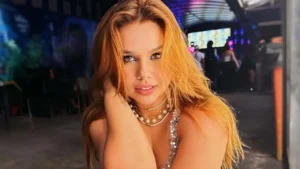 Prime Video revela Marina Versos como intérprete de Marília Mendonça em filme biográfico. Atriz e cantora goiana foi escolhida entre mil candidatas. Gravações começam em julho.