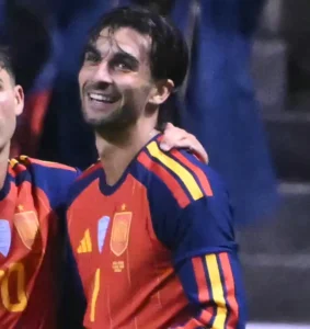 Foto de Pedri e Ferran Torres em partida pela Seleção da Espanha.