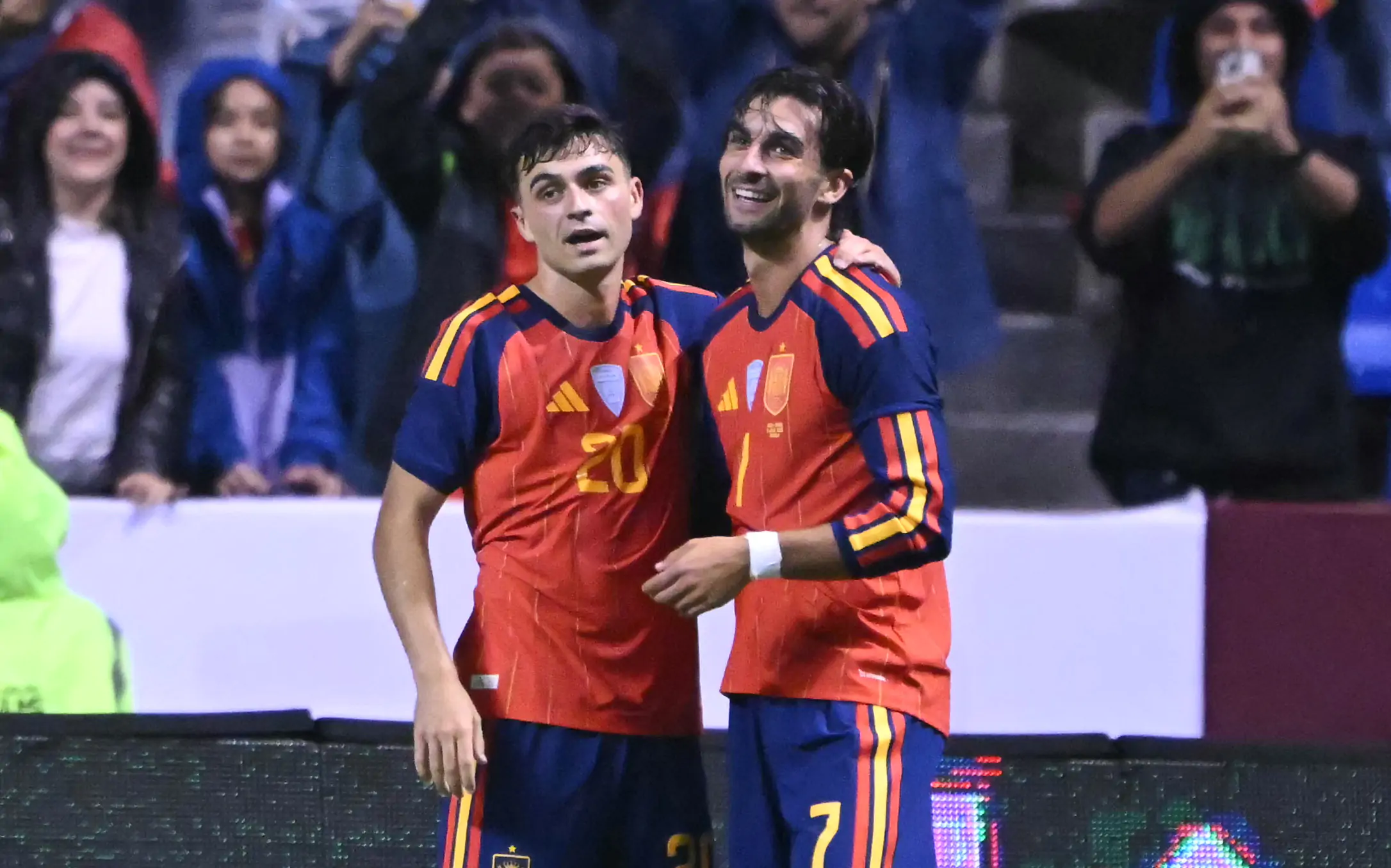 Foto de Pedri e Ferran Torres em partida pela Seleção da Espanha.