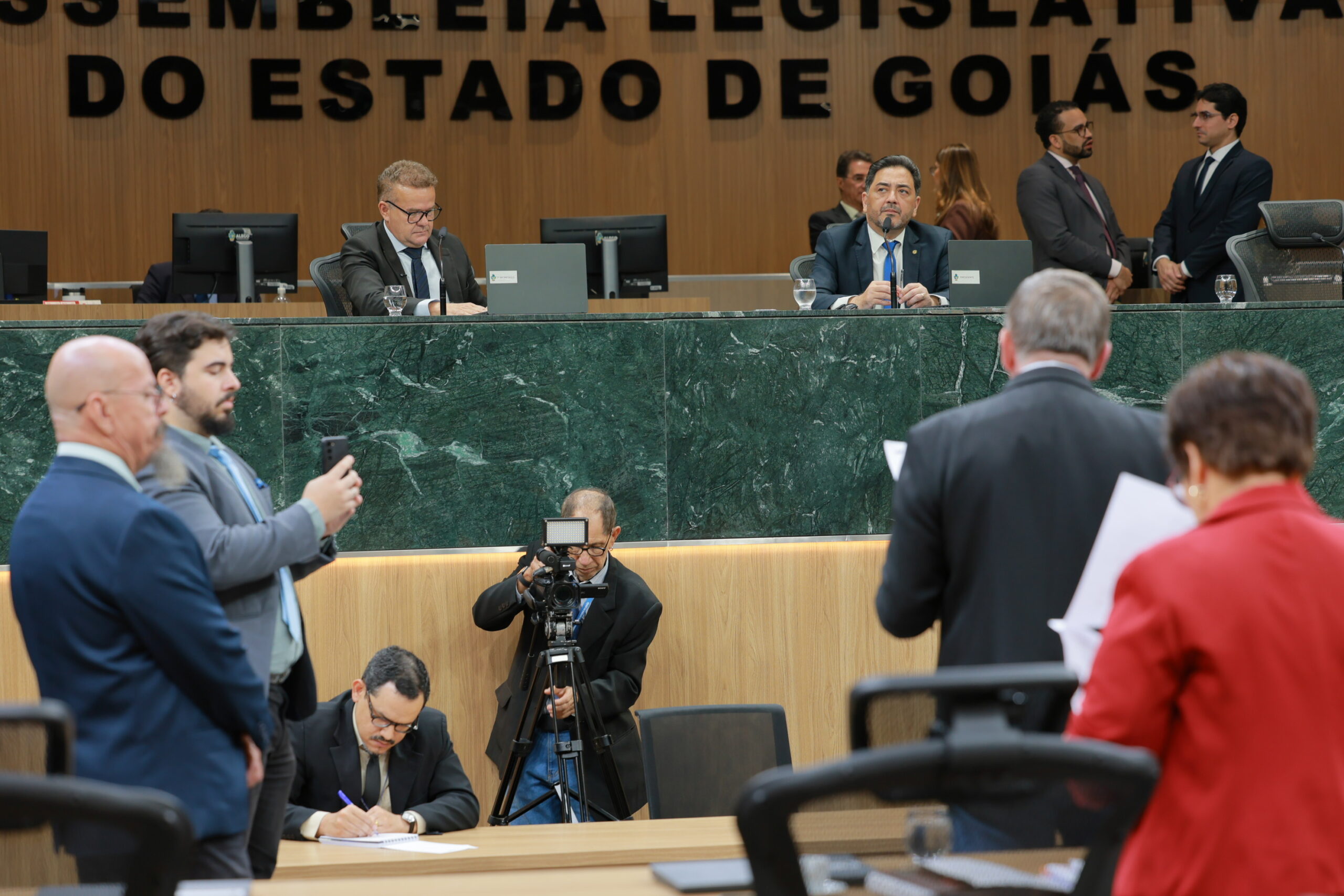 Pacote para Segurança Pública do Governo gera reação de policiais aposentados e deputados na Alego; etenda