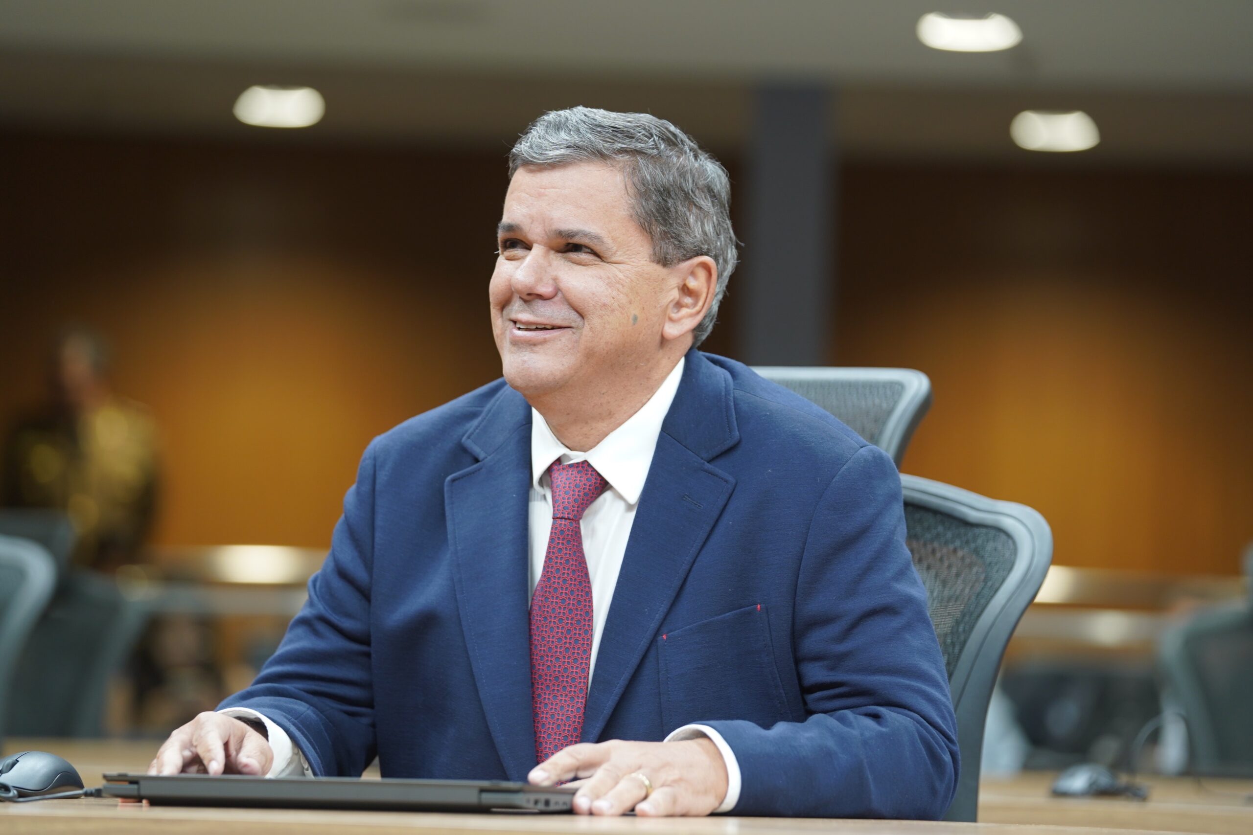 Projeto de deputado quer proibir músicas com apologia ao crime, drogas e conteúdo sexual em escolas de Goiás