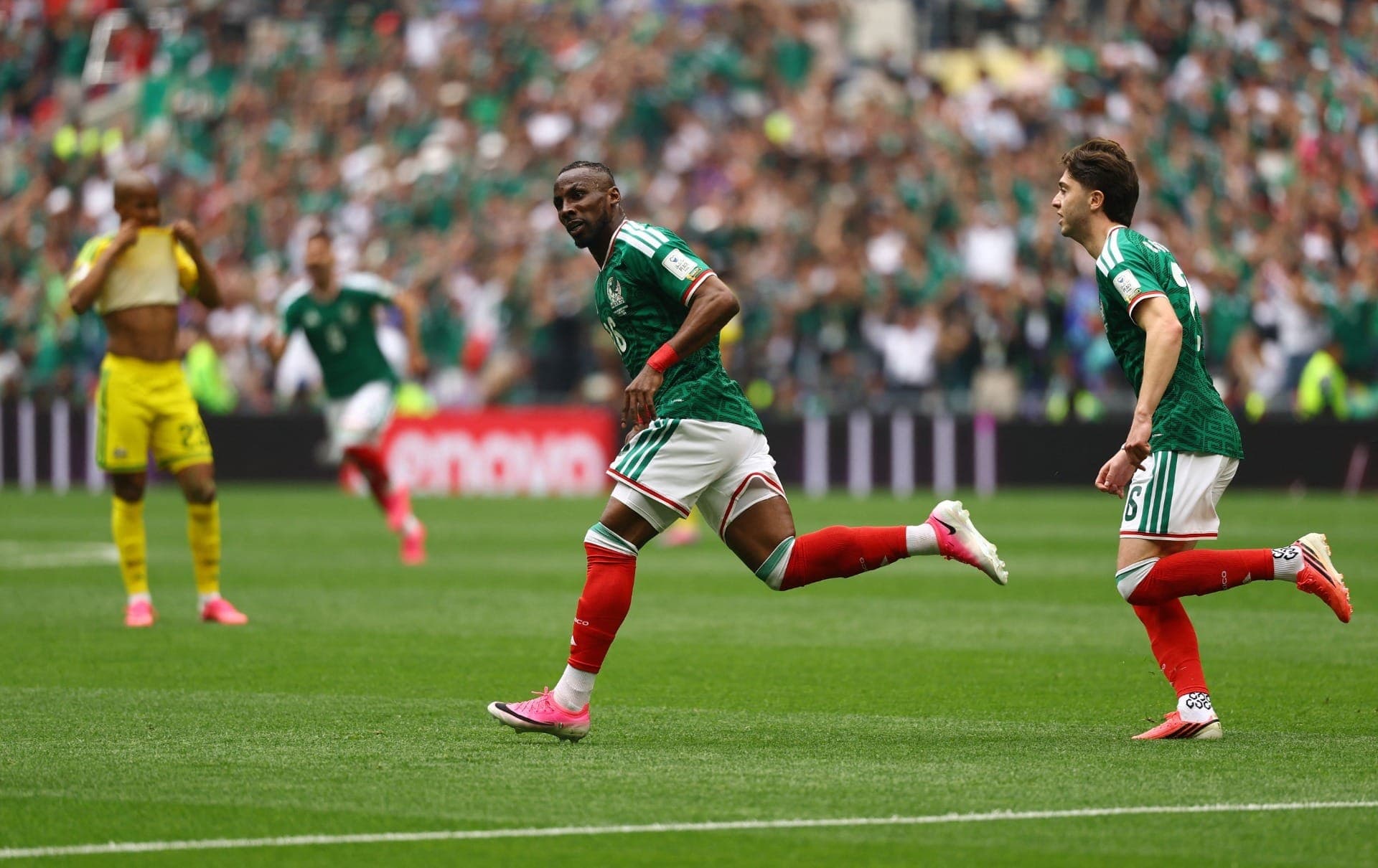 Dominando as ações desde o início da partida, o México pressionou a saída de bola adversária e transformou a superioridade em vantagem logo nos primeiros minutos do Mundial.