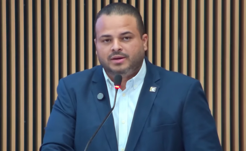 Vereador inflinge tempo de tribuna e desvia discussão de projeto municipal para embate sobre Lula e Bolsonaro