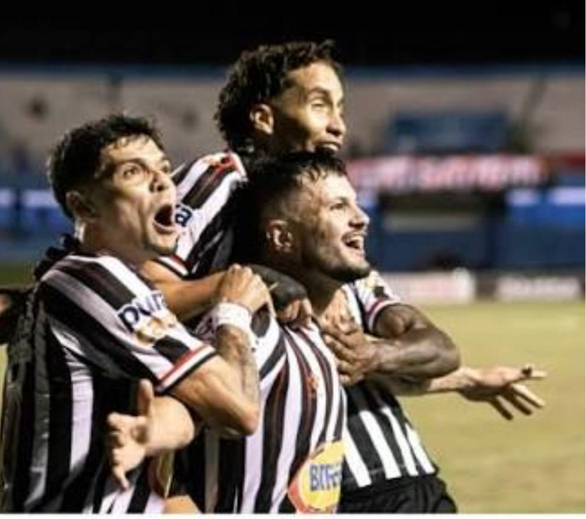 Jogadores do Anápolis comemoram gol marcado contra o Paysandu