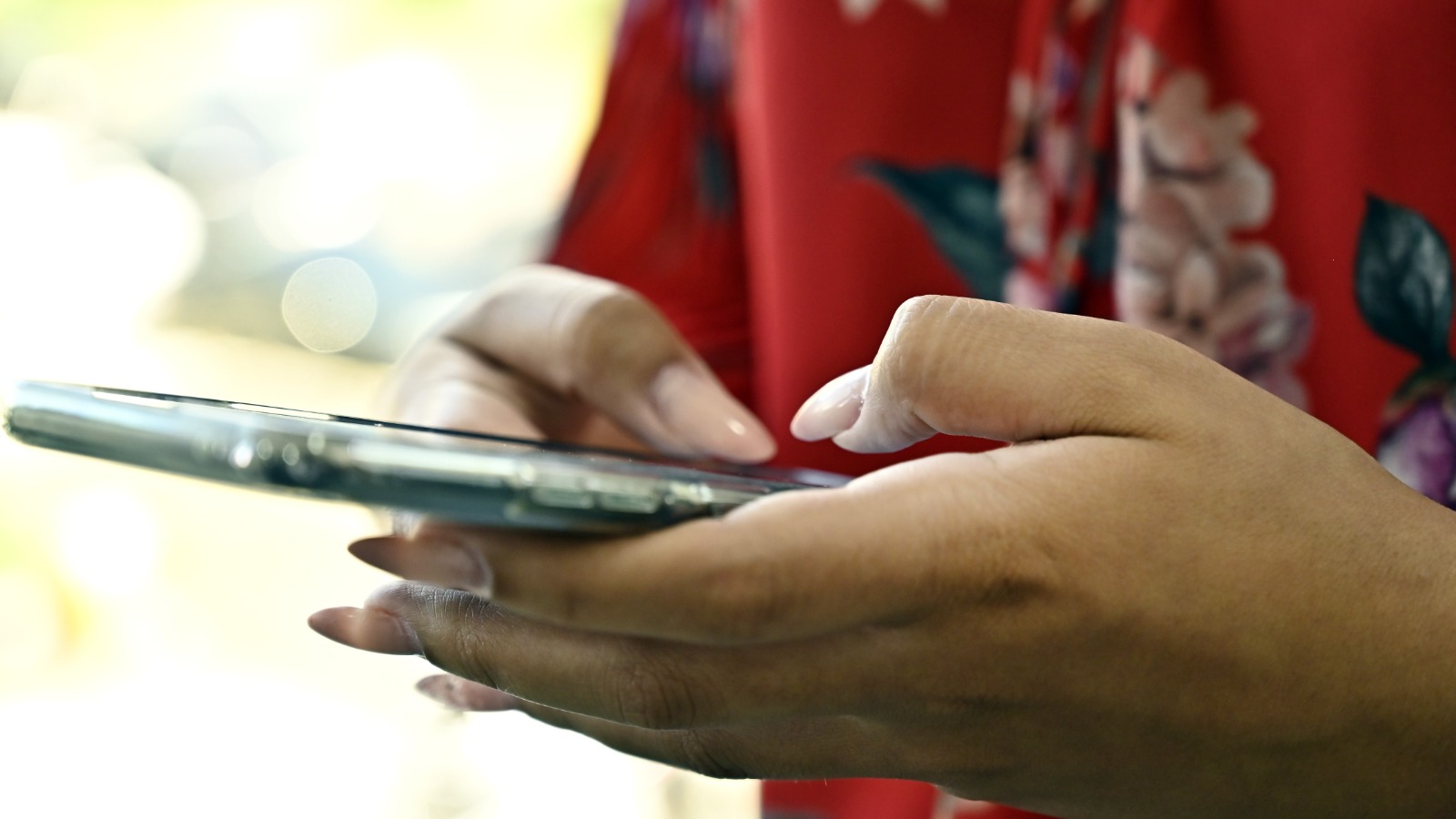 Mulher que esqueceu celular em carro por app será indenizada em R$ 5 mil