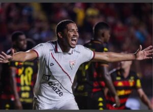 Leo Jacó comemora o gol de empate contra o Sport