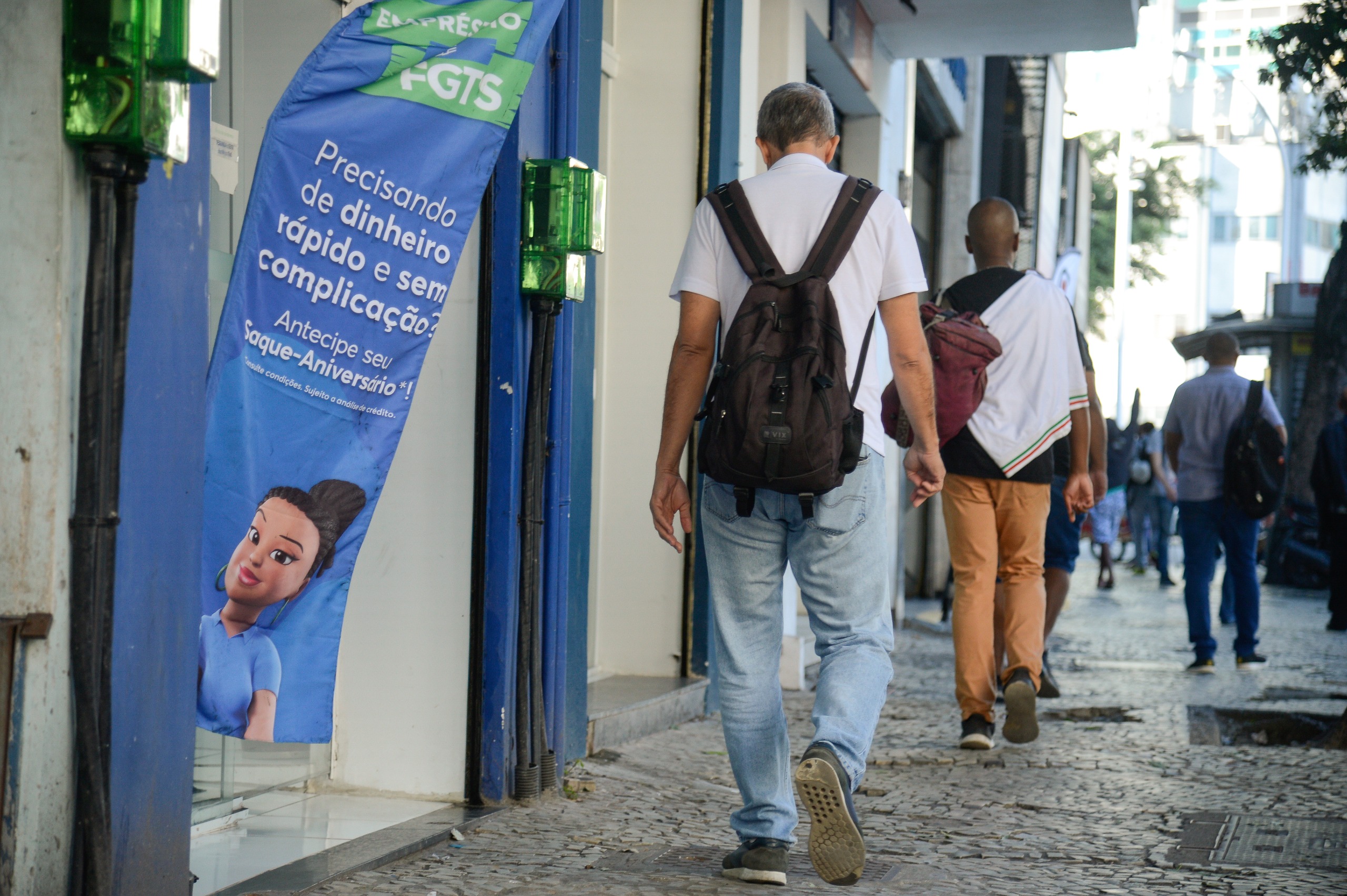 Mais de 3 mil servidores de Goiás comprometem até 90% do salário com consignados, aponta TCE