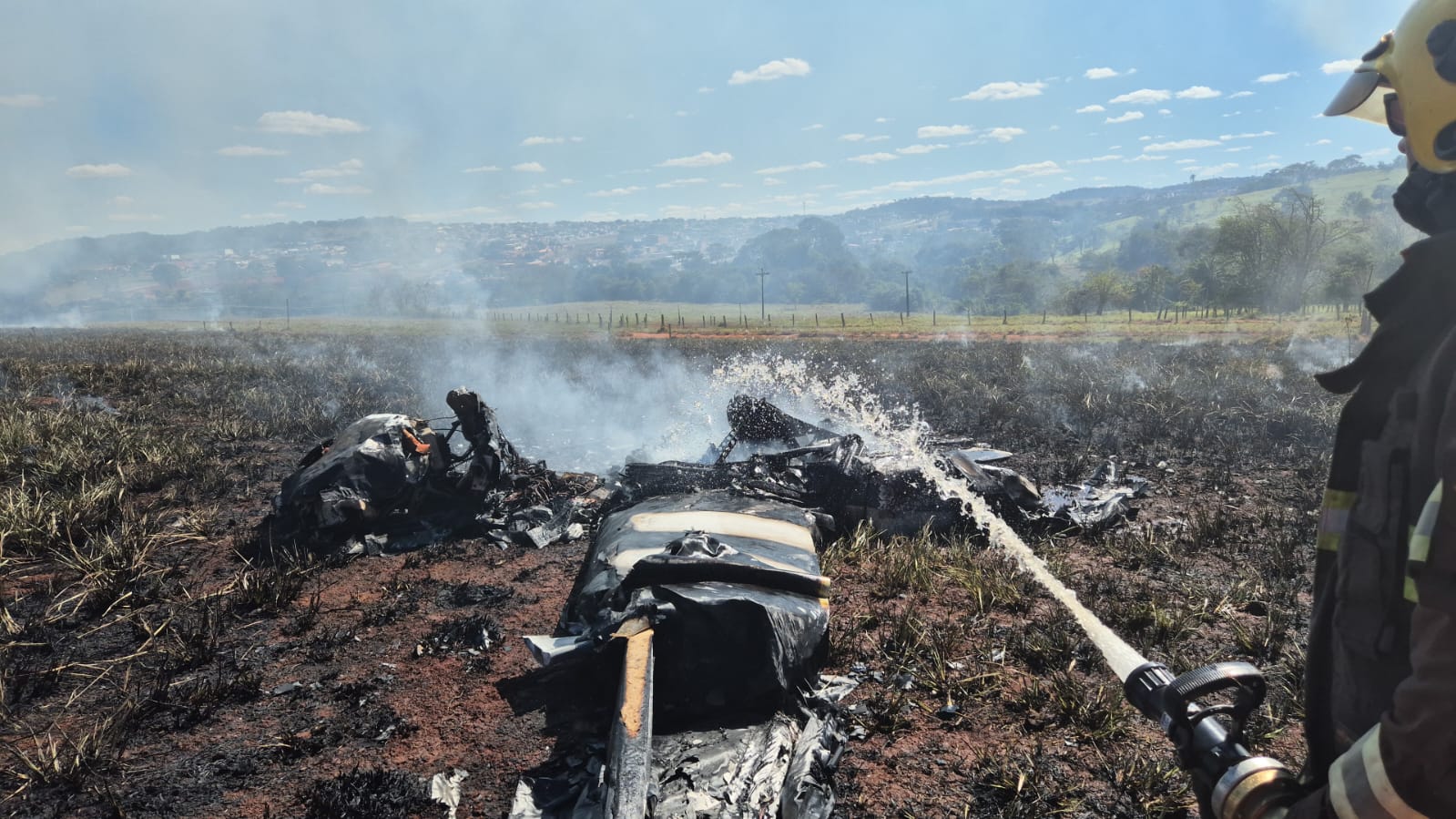 Avião de pequeno porte cai na zona rural de Nerópolis