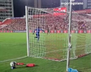Gol do lateral Djalma, garante a vitória do Goiás nos Aflitos