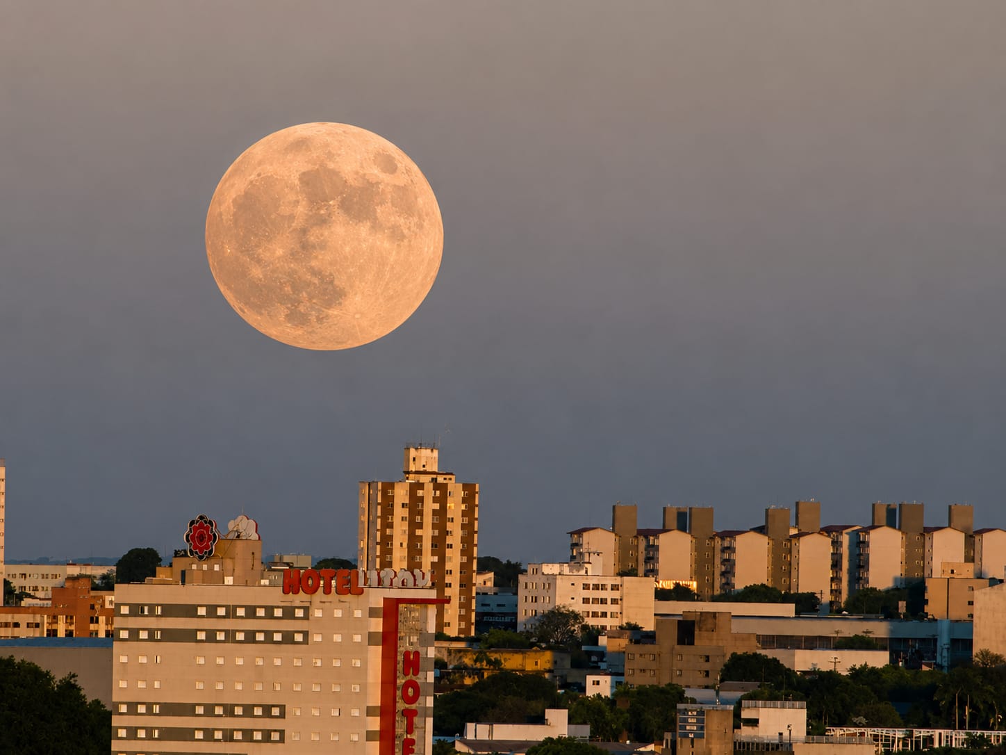 Lua de Morango encantou o céu e marcou a primeira lua cheia do verão; entenda o fenômeno
