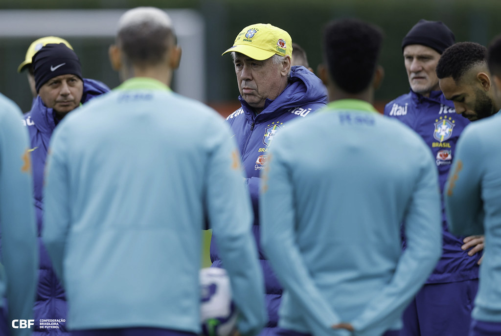 Com corte de Wesley, Ancelotti terá de improvisar jogador na lateral-direita