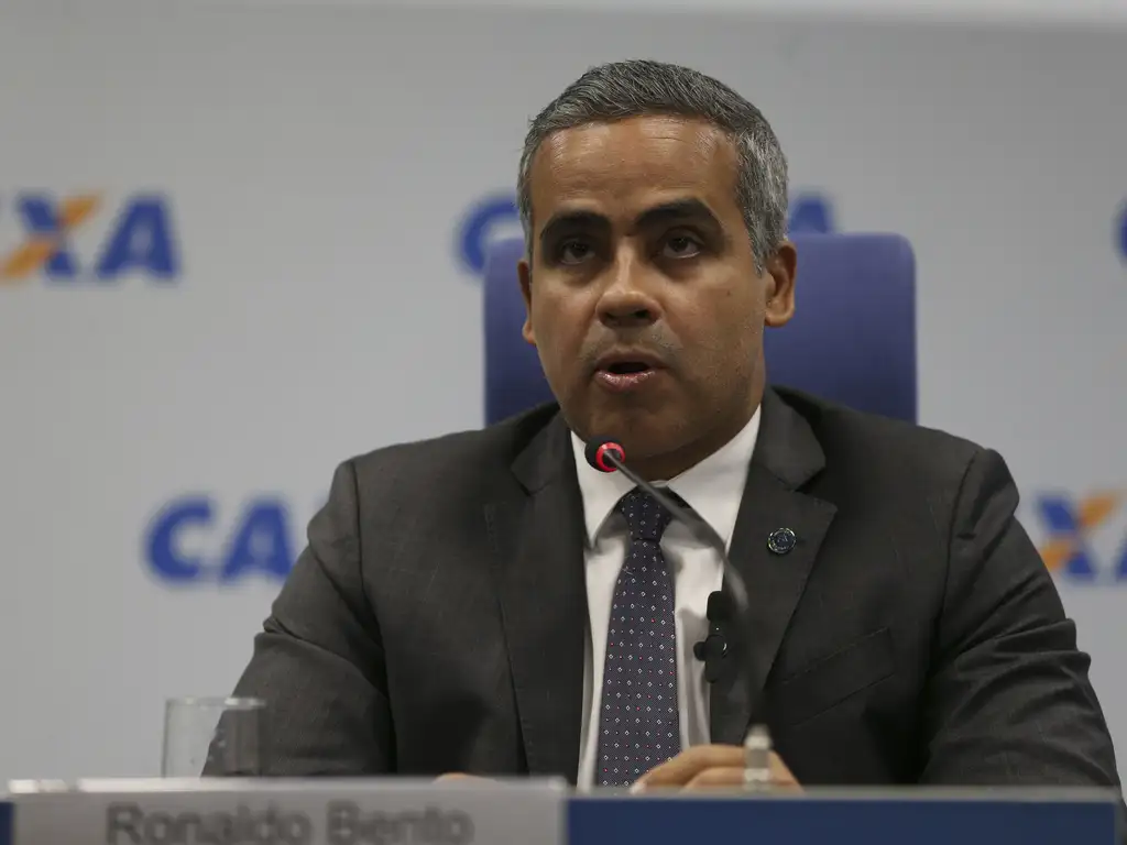 Ex-ministro de Bolsonaro e empresas ligadas a ele receberam R$ 11 milhões do Banco Master. Ronaldo Bento regulamentou consignado do Auxílio Brasil e depois atuou em empresas do conglomerado.