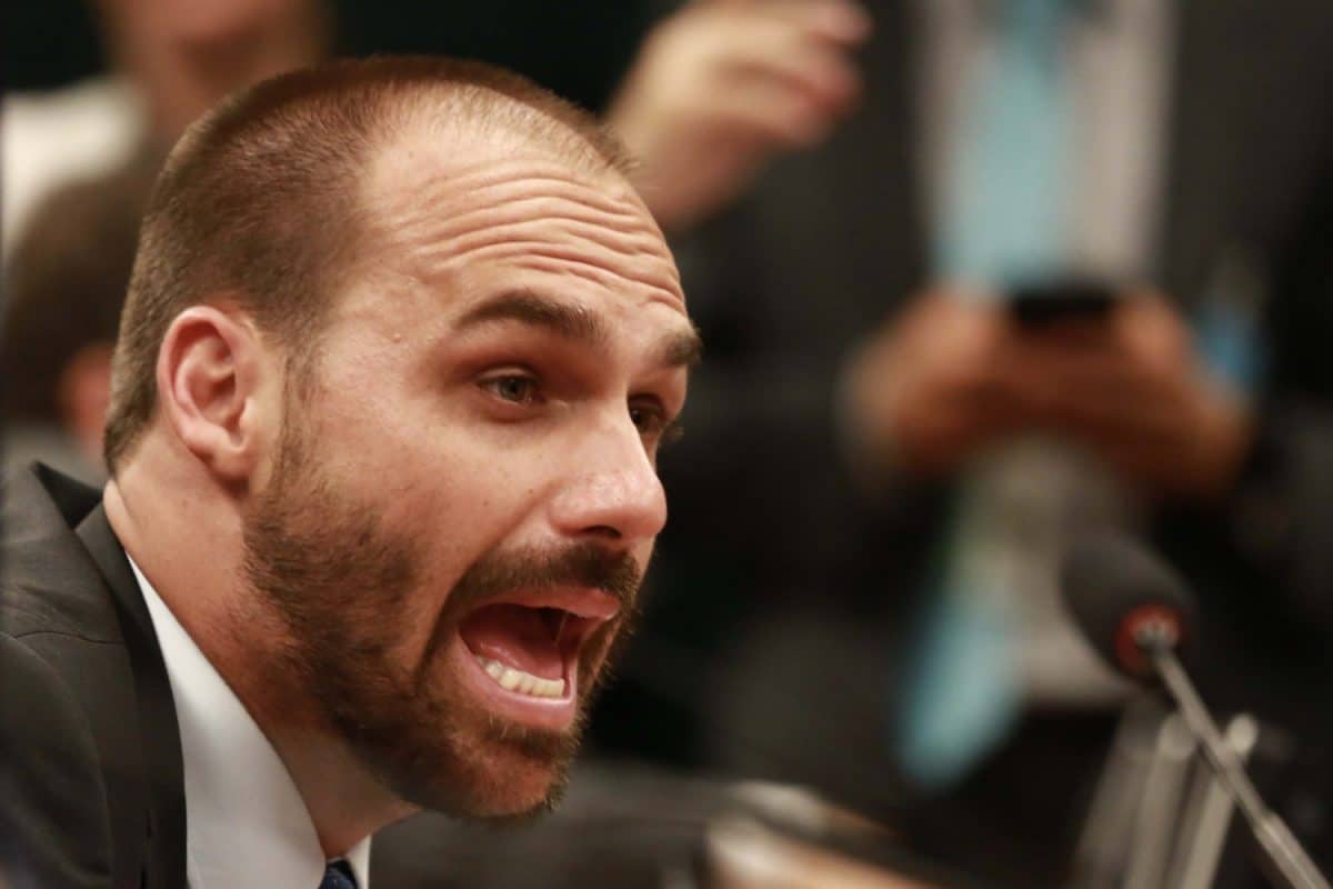 Moraes rejeita pedido para adiar e mantém julgamento de Eduardo Bolsonaro nesta terça