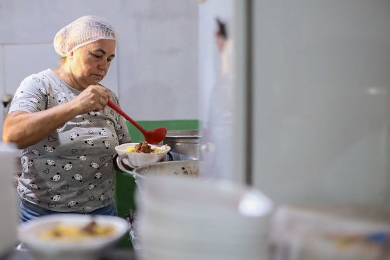 Fome cai mais de 70% entre mulheres, pessoas negras e crianças