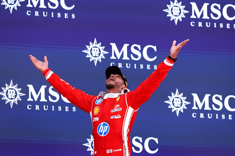 Hamilton de braços abertos agradece aos céus por vitória no GP de Barcelona-Catalunha