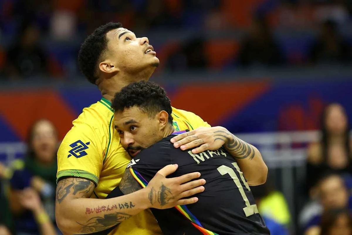 A seleção brasileira masculina se despediu da semana de abertura da Liga das Nações de Vôlei (VNL) com vitória de virada em cinco sets sobre a Argentina.