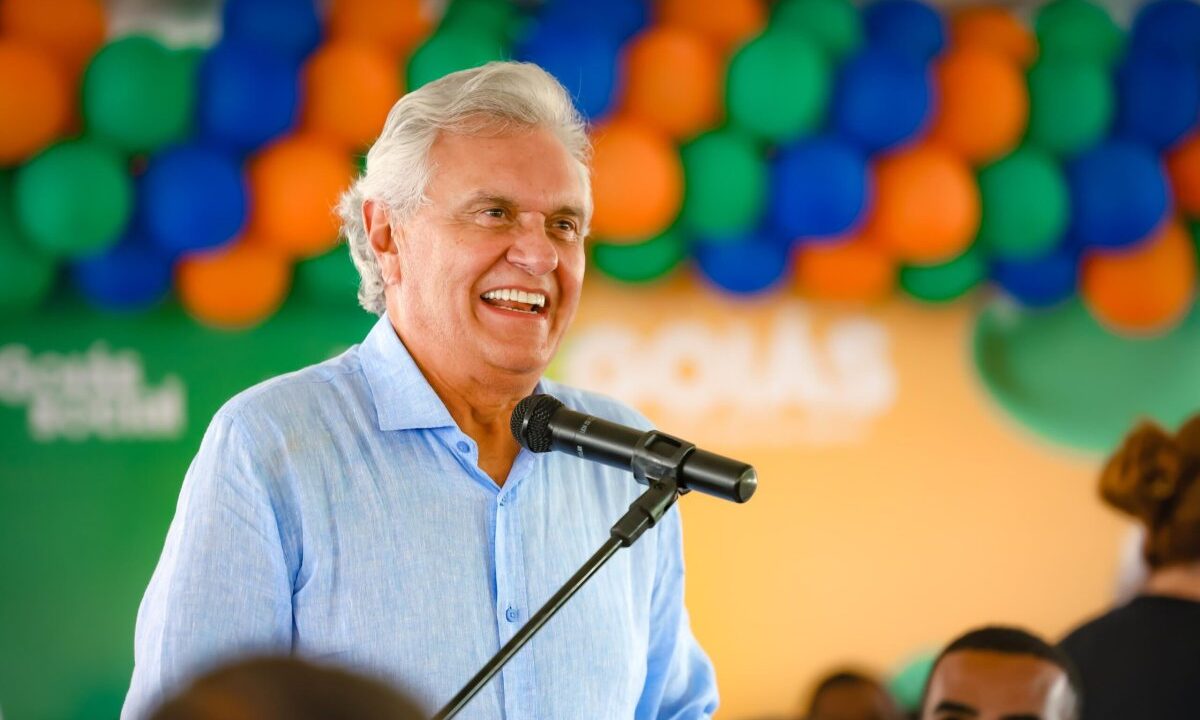 Caiado diz que Flávio Bolsonaro deve explicações sobre relação com dono do Banco Master