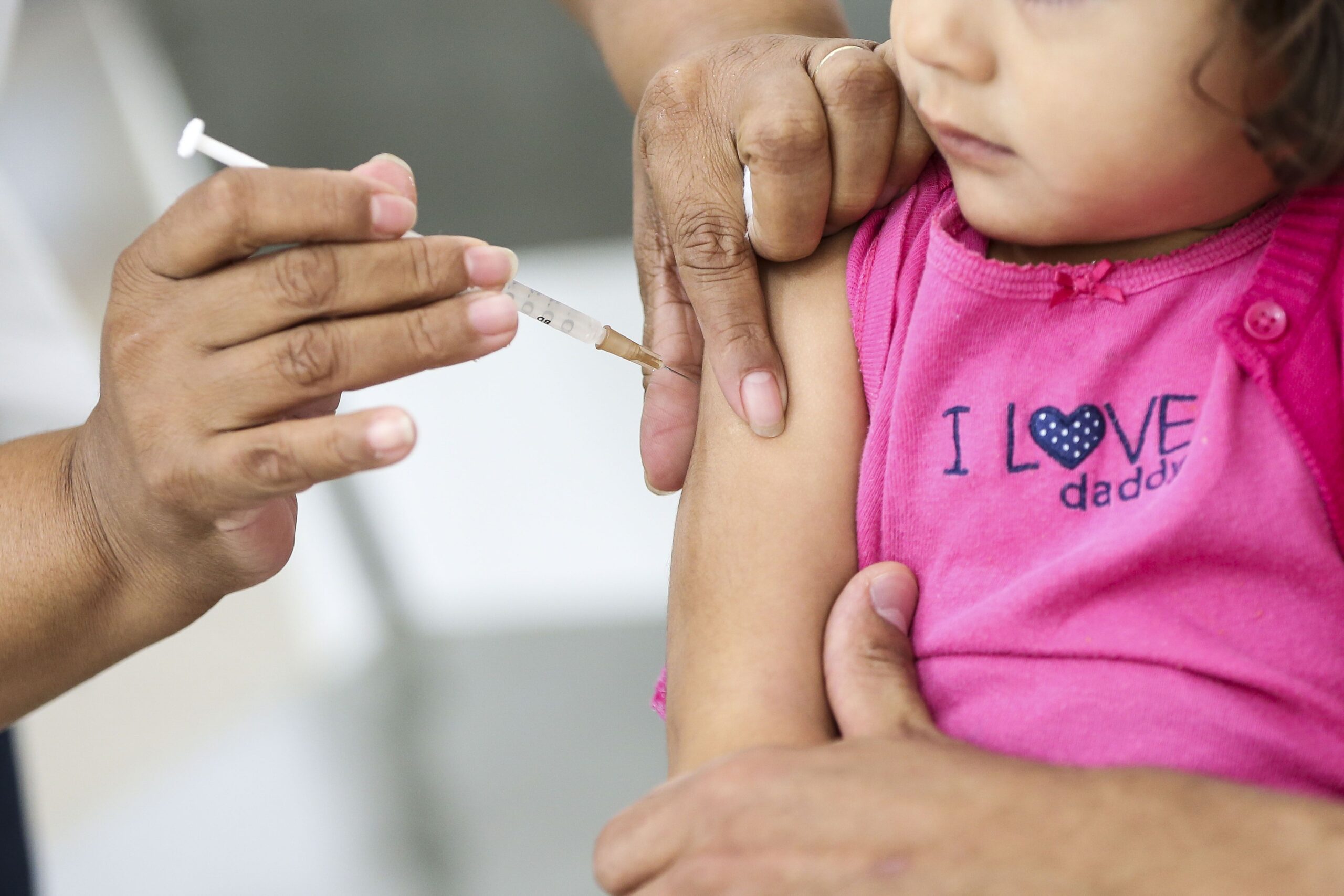 Nova vacina contra pneumonia e meningite começa a ser aplicada no SUS
