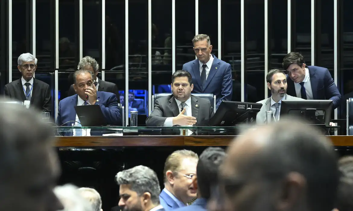 Senado anula norma sobre aborto legal em crianças vítimas de estupro