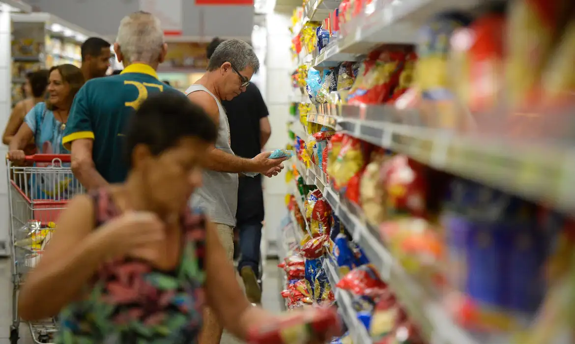 Supermercados em Goiás terão atendimento limitado até 11h a partir deste domingo (7)